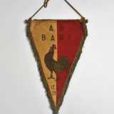 C�� da dire che in questi anni di poca visibilit� non mancarono occasioni in cui il gallo fece comunque la sua comparsa. Ad esempio il 12 maggio 1946, durante un Bari-Inter, il capitano dei pugliesi consegn� a quello nerazzurro un gagliardetto raffigurante un grande galletto marrone disegnato su sfondo bianco e rosso (foto concessa dal sito glieroidelcalcio.com)